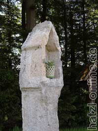 Tuffsteinsule - Marterl bei Mittenkirchen - restauriert 2002 durch Bildhauer TOBEL, im Auftrag des Arbeitskreises Marterl