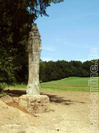 Tuffsteinsule - Marterl bei Mittenkirchen - restauriert 2005 durch Bildhauer TOBEL, im Auftrag des Arbeitskreises Marterl