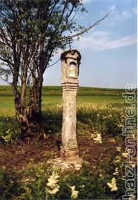 Tuffsteisule - Marterl bei Bach - begradigt und gereinigt im Sommer 2002 mit freundlicher Untersttzung der Landschaftsgrtnerei Klee, Holzolling und Bildhauer TOBEL, Valley