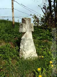 Tuffsteinkreuz - Marterl in Kleinseeham - restauriert 2001 durch Bildhauer TOBEL, im Auftrag des Arbeitskreises Marterl