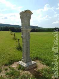 Tuffsteinsule - Marterl bei Strzlham - restauriert 2001 durch Bildhauer TOBEL, im Auftrag des Arbeitskreises Marterl